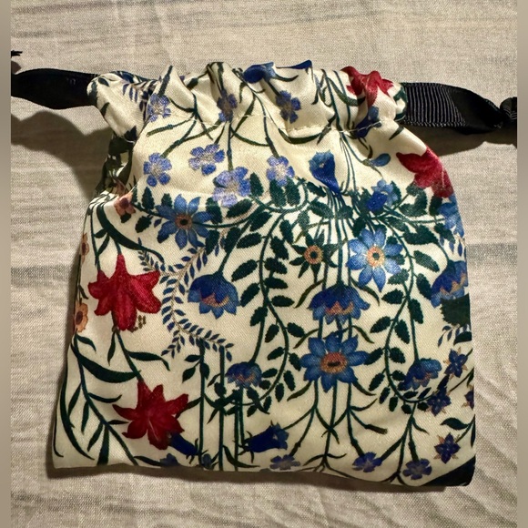 Gucci Beauty Satin Scrunchie Set/ Small Floral Pouch - Picture 4 of 5